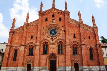Vista frontale della chiesa Santa Maria del Carmine