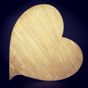Primo piano di un cuore in legno intagliato